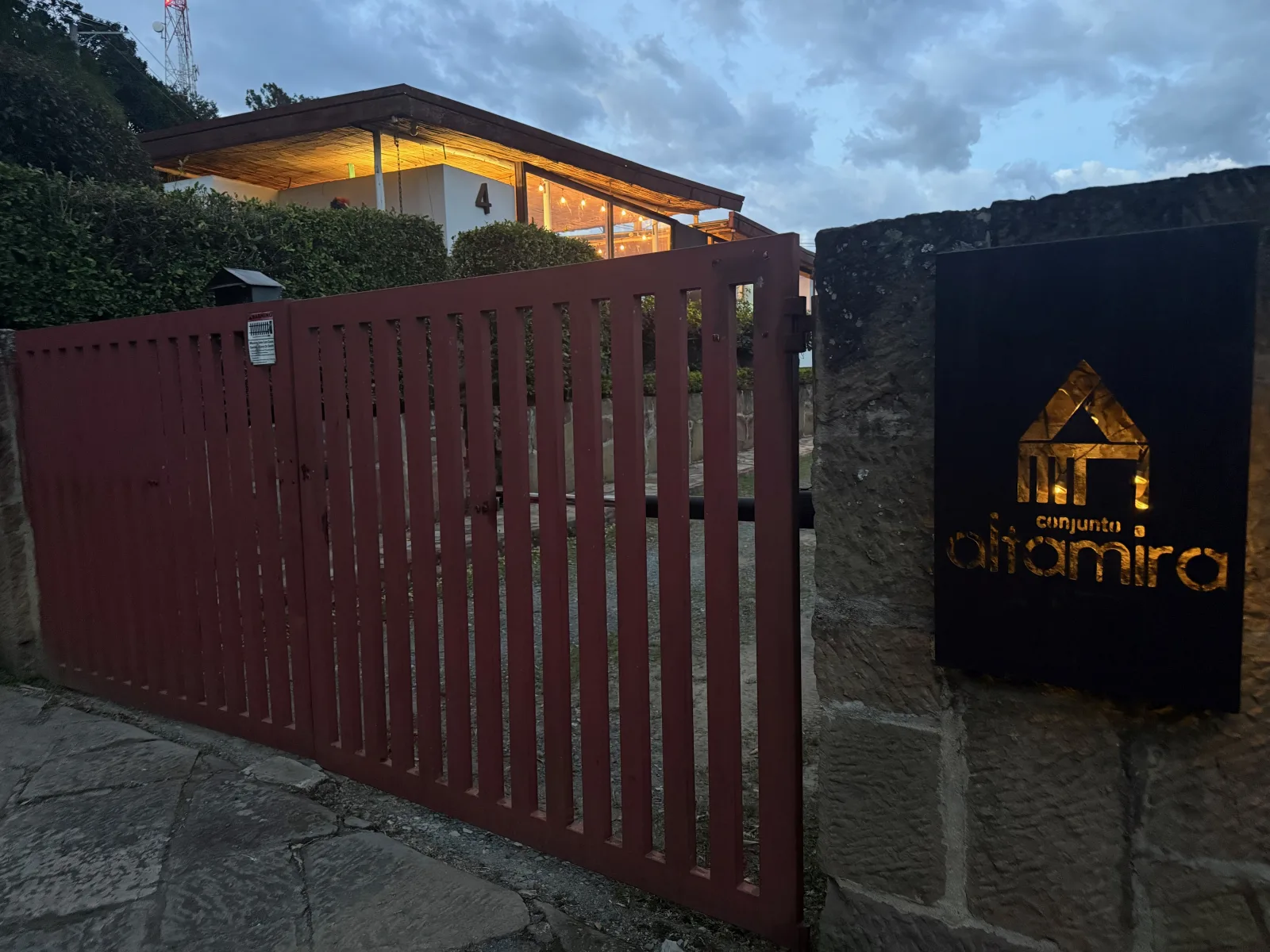Entrada de Leyva Coffee Stay en el conjunto Altamira de Puente Nacional